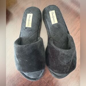 Dearfoams Black Memory Foam Open-Toe Plush Slippers. Size 7-8